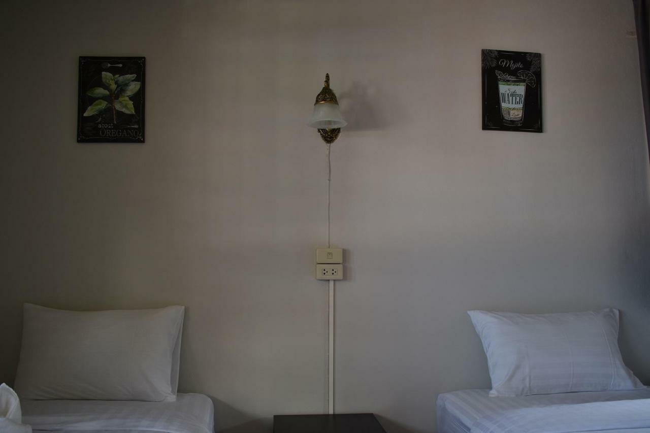 Maya Bed And Food Hostel Chiang Mai Exteriör bild