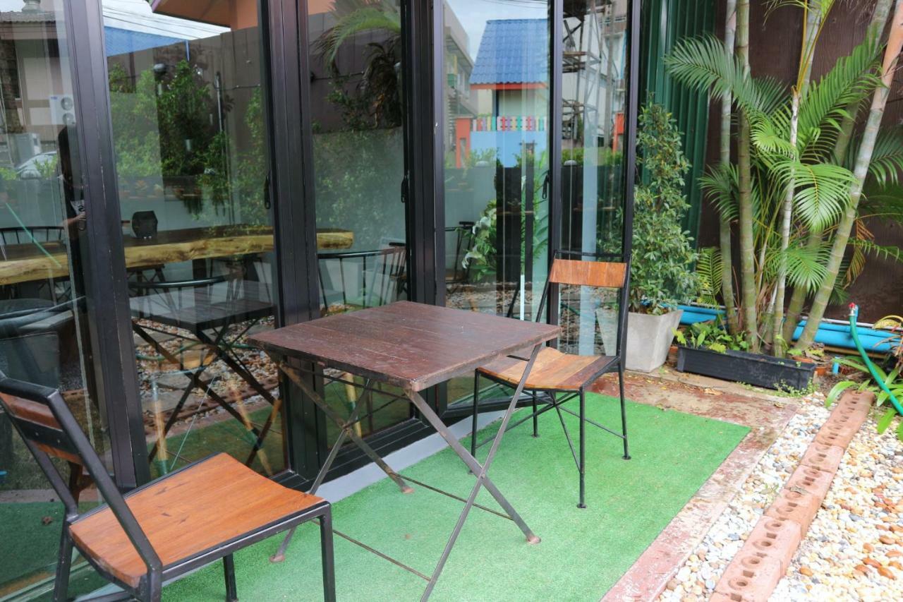 Maya Bed And Food Hostel Chiang Mai Exteriör bild