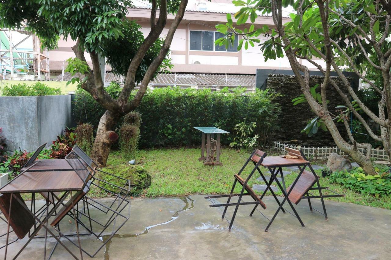 Maya Bed And Food Hostel Chiang Mai Exteriör bild