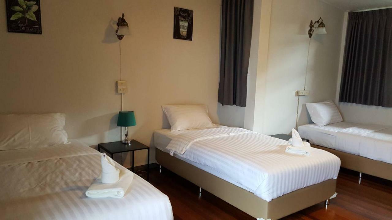 Maya Bed And Food Hostel Chiang Mai Exteriör bild