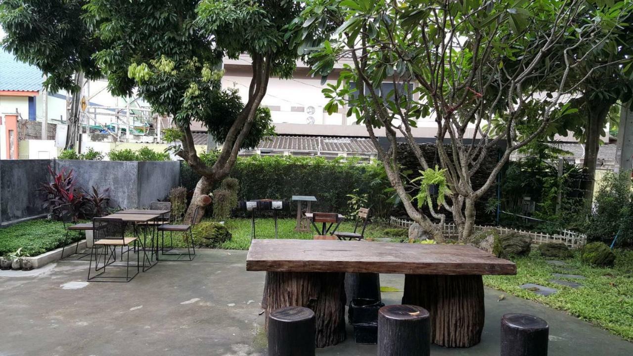 Maya Bed And Food Hostel Chiang Mai Exteriör bild