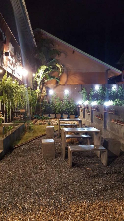 Maya Bed And Food Hostel Chiang Mai Exteriör bild