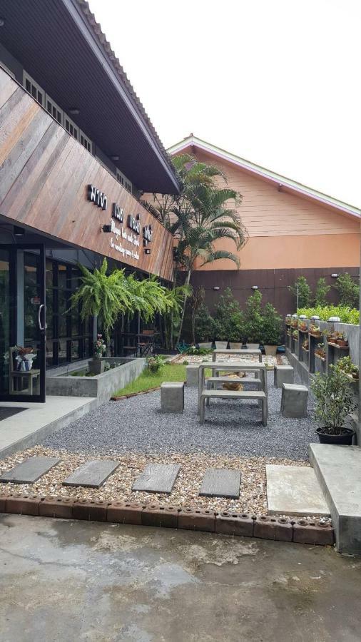 Maya Bed And Food Hostel Chiang Mai Exteriör bild