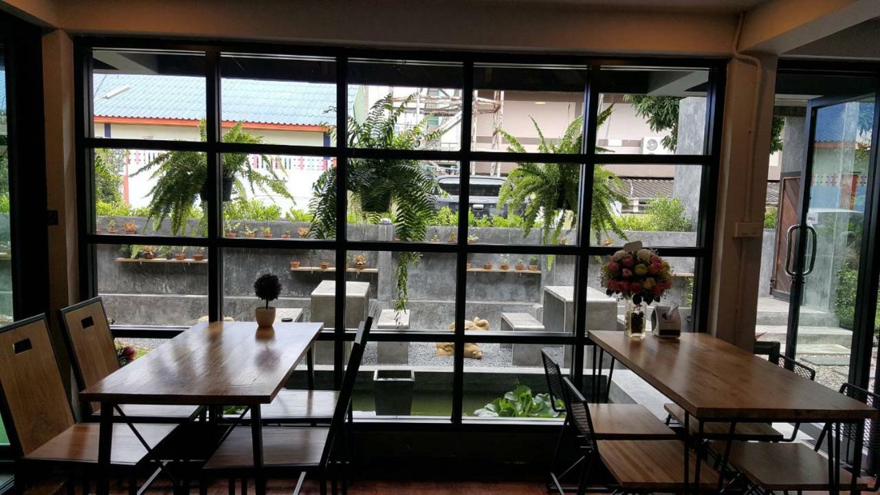 Maya Bed And Food Hostel Chiang Mai Exteriör bild