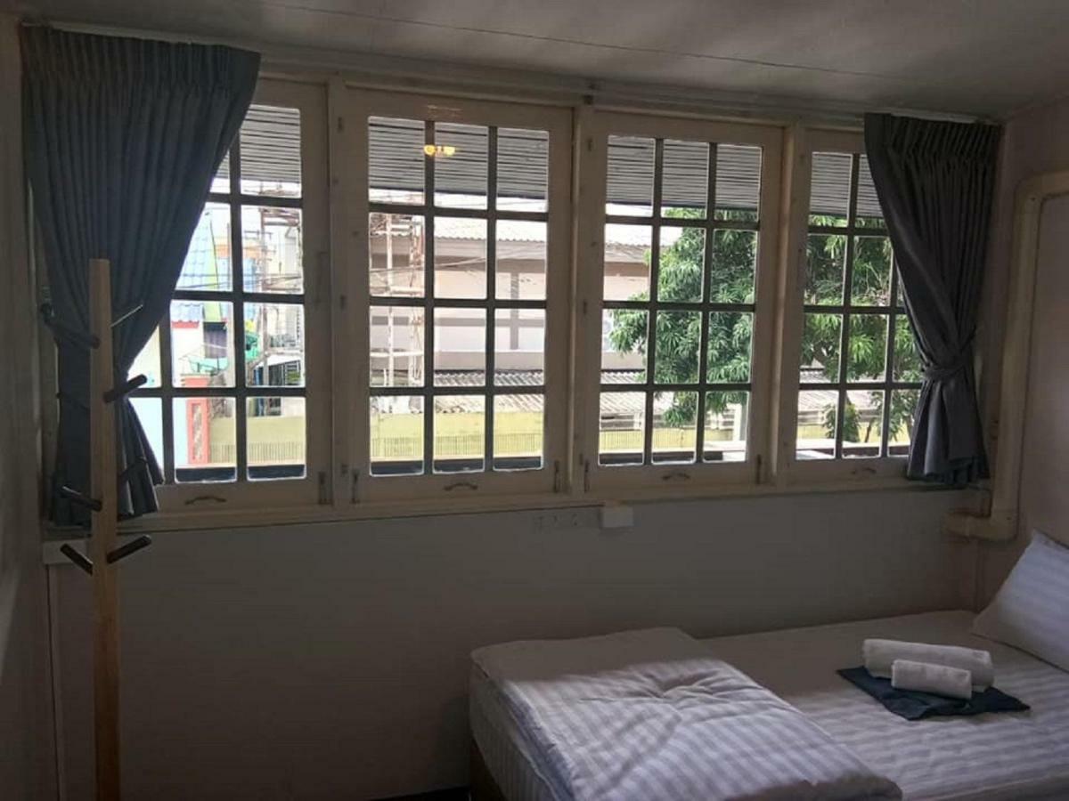 Maya Bed And Food Hostel Chiang Mai Exteriör bild
